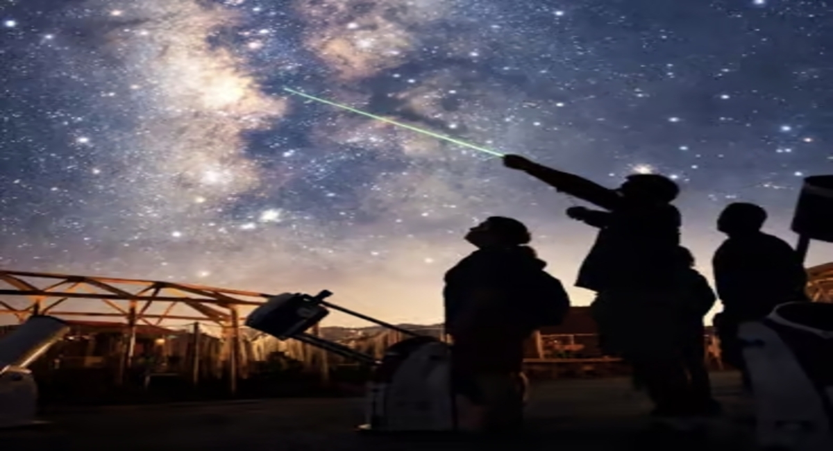 Telescopio observando el cielo estrellado durante la Noche de Astronomía en la Finca Astronómica, Cartagena