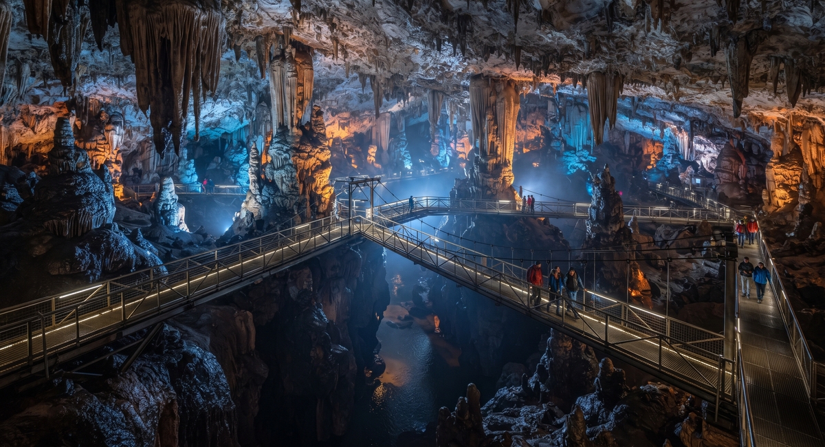 Interior de la Cueva del Puerto en Calasparra con pasarelas iluminadas